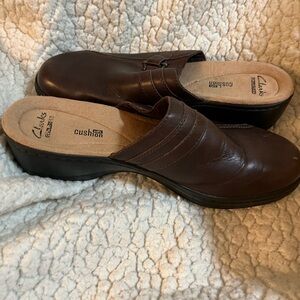 “Clarks” Women’s  9.5 Brown Slip-Ons ((Like New))